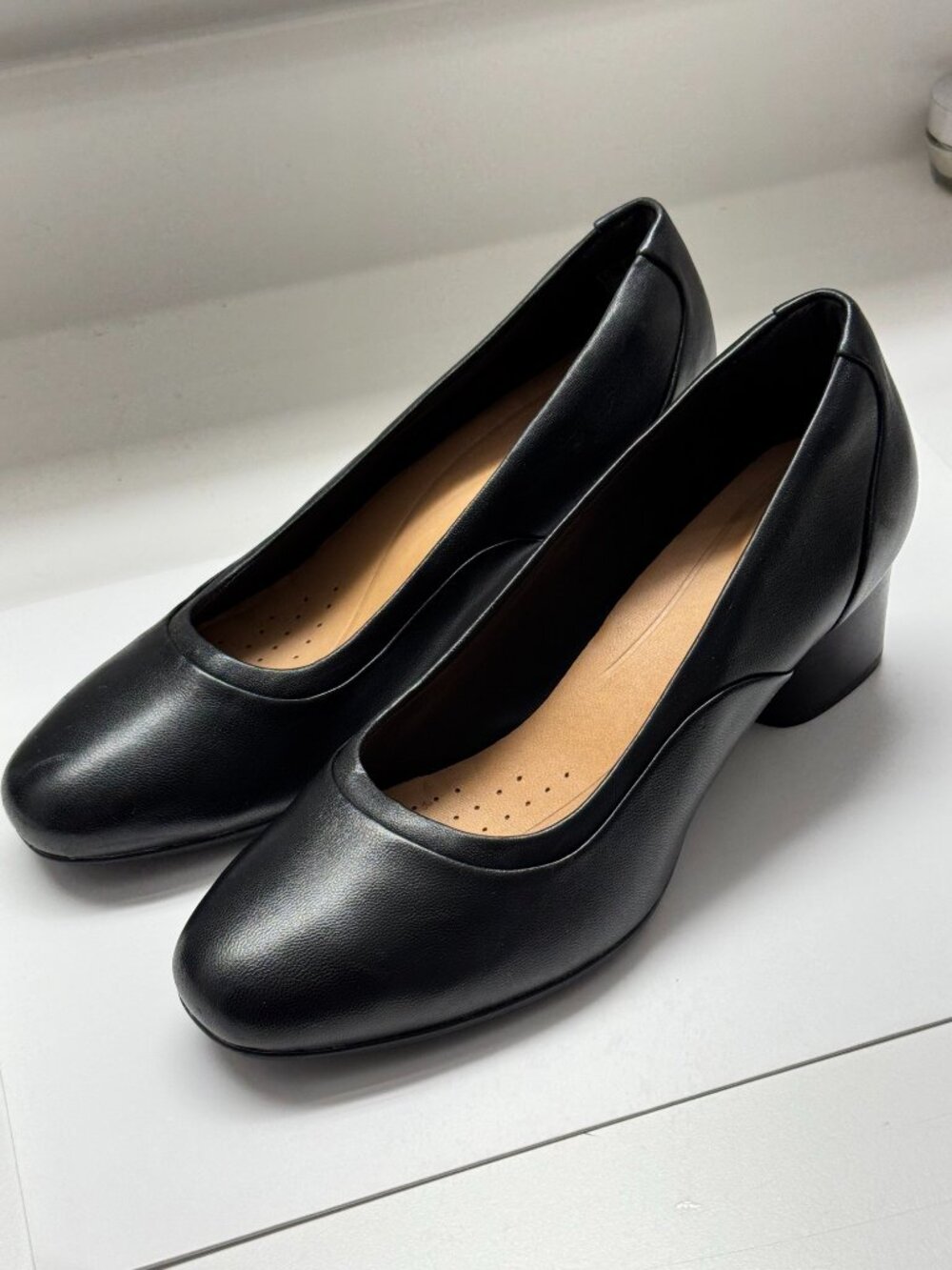 CLARKS UNSTRUCTURED Black Leather Slip-On Heel Loafers Size 7M Block Heel 2"